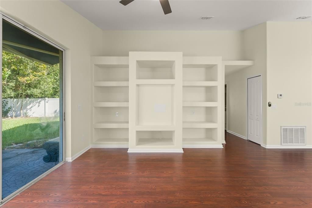 For Sale: $449,900 (4 beds, 2 baths, 1905 Square Feet)