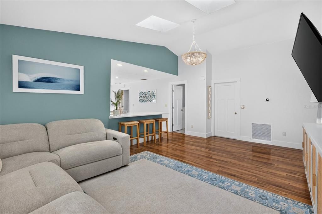En Venta: $549,900 (3 camas, 2 baños, 1136 Pies cuadrados)