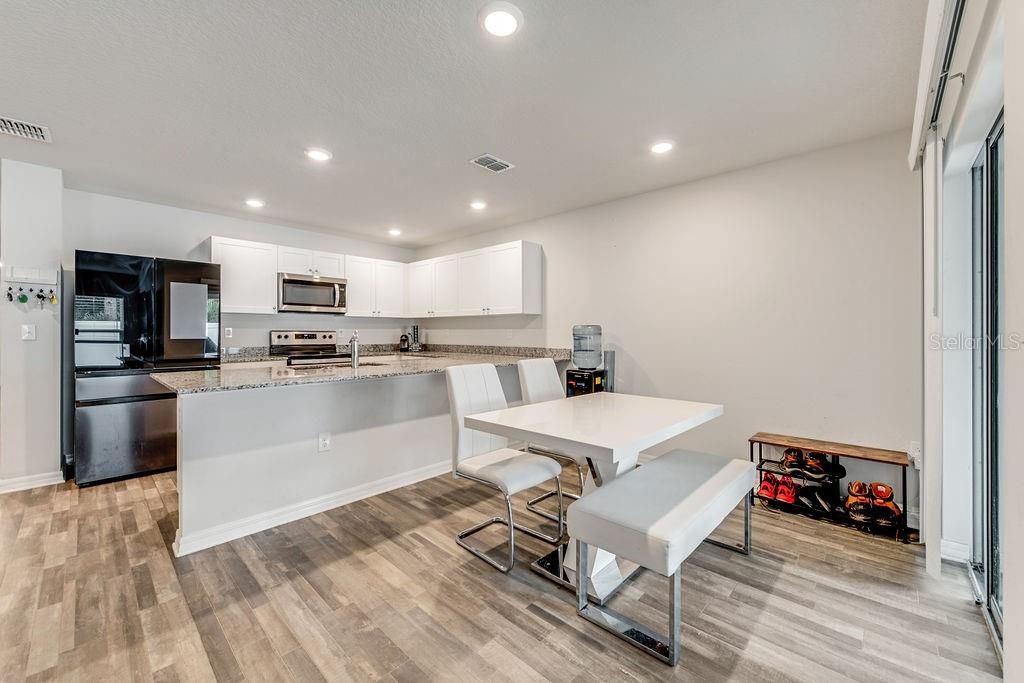 En Venta: $299,900 (4 camas, 2 baños, 1665 Pies cuadrados)