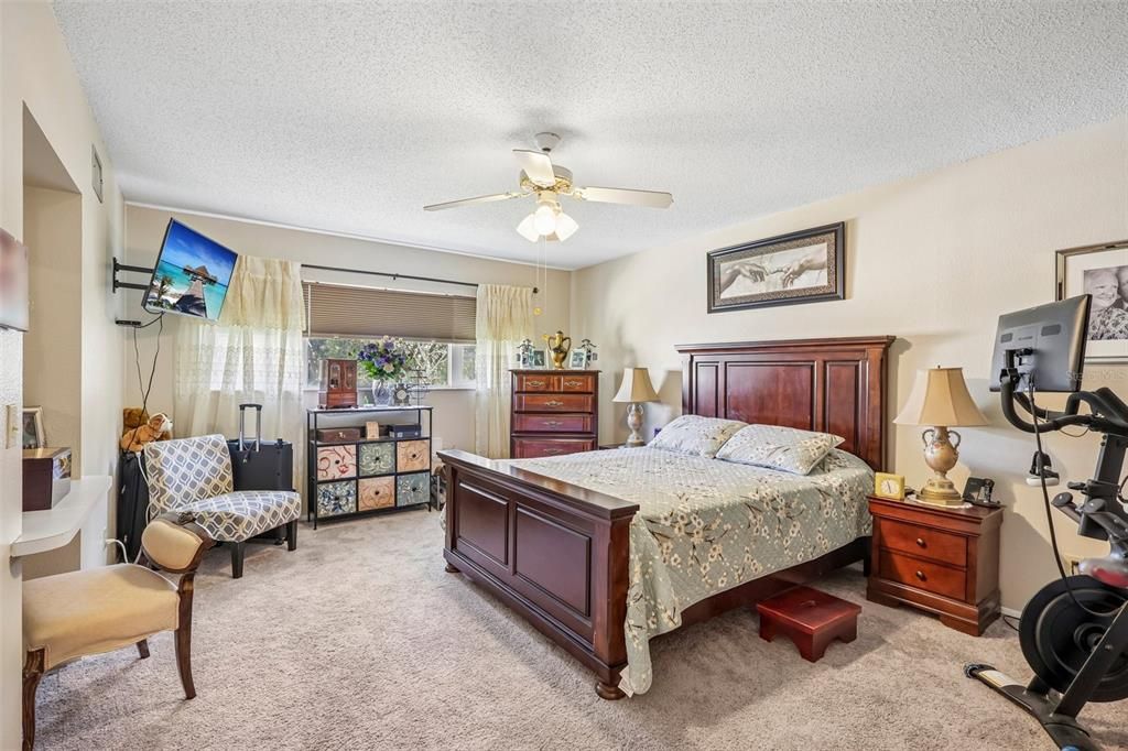 For Sale: $219,999 (2 beds, 2 baths, 1400 Square Feet)