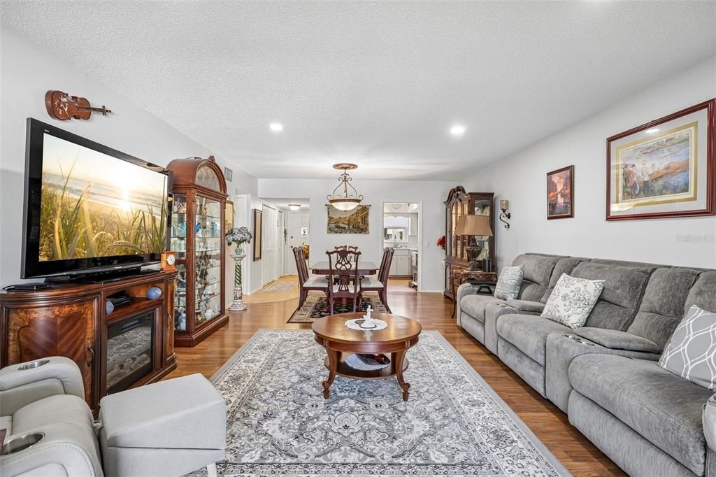 For Sale: $219,999 (2 beds, 2 baths, 1400 Square Feet)