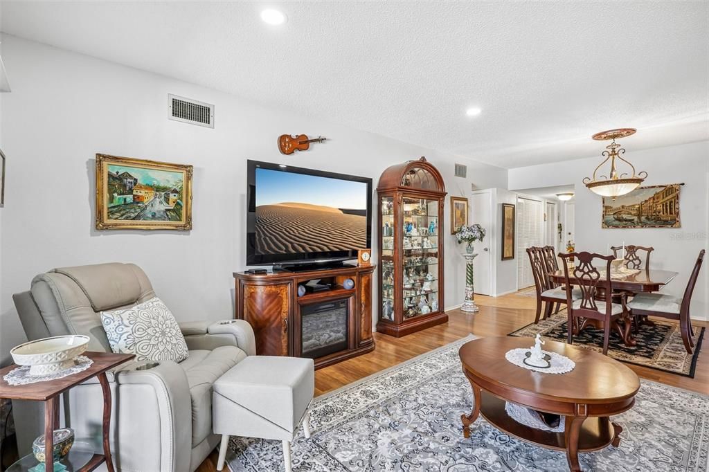 For Sale: $219,999 (2 beds, 2 baths, 1400 Square Feet)