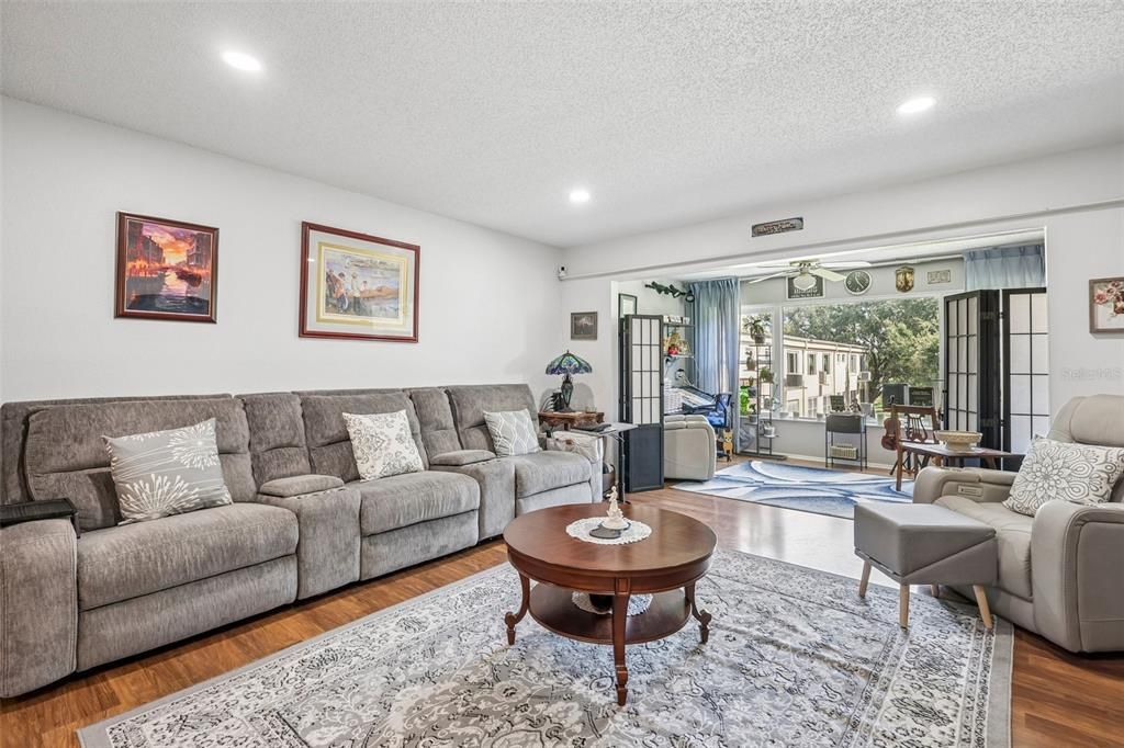 For Sale: $219,999 (2 beds, 2 baths, 1400 Square Feet)