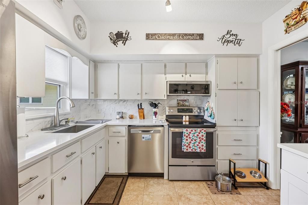 For Sale: $219,999 (2 beds, 2 baths, 1400 Square Feet)