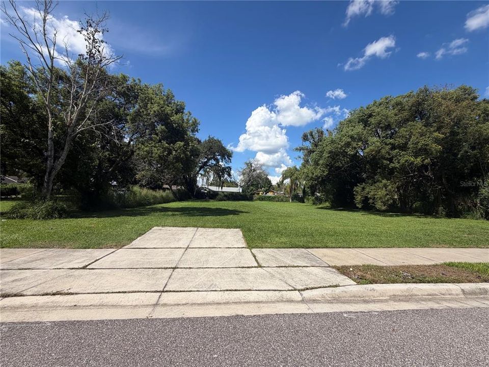 На продажу: $179,900 (0.31 acres)