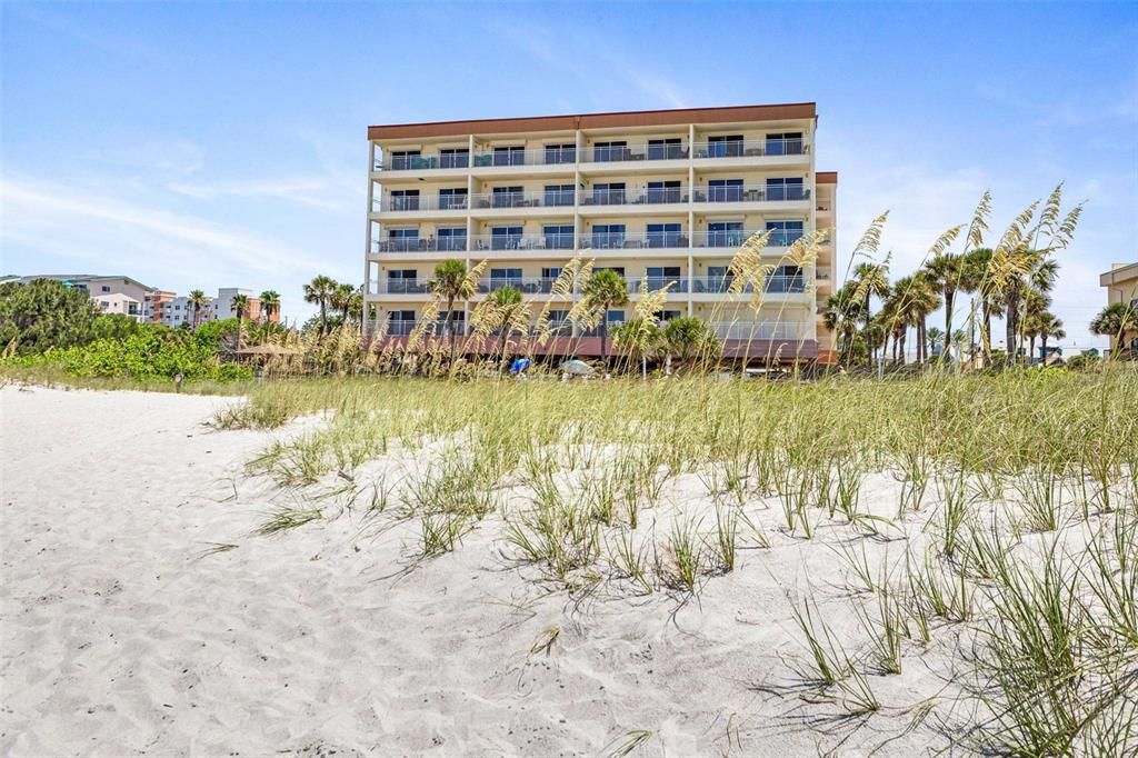 For Sale: $825,000 (2 beds, 1 baths, 940 Square Feet)