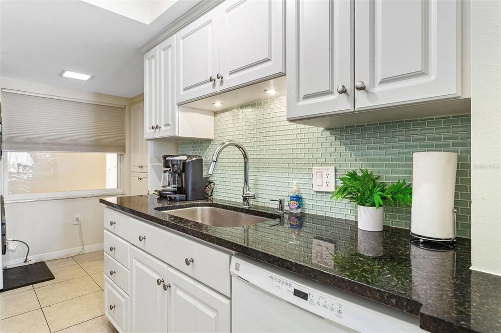For Sale: $825,000 (2 beds, 1 baths, 940 Square Feet)
