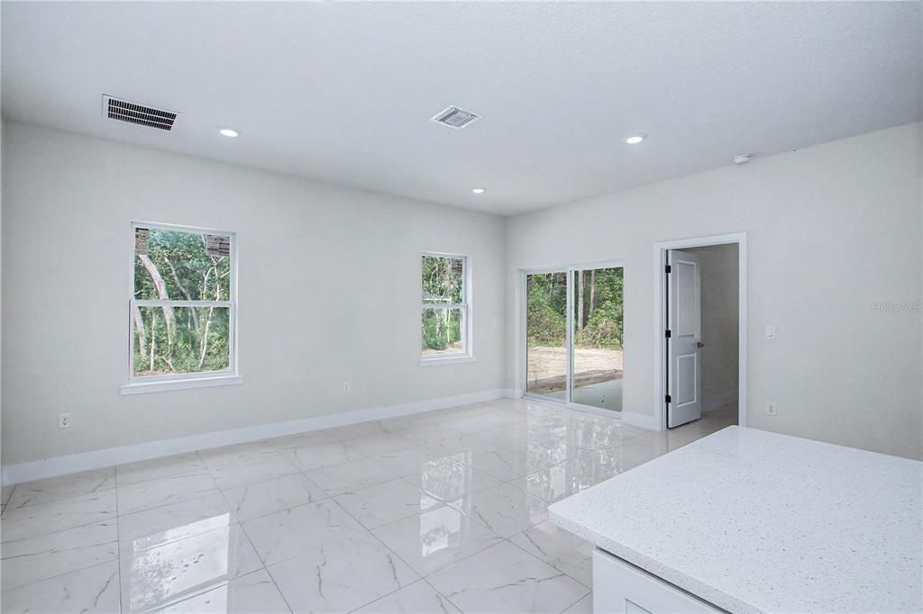 En Venta: $314,900 (4 camas, 3 baños, 1950 Pies cuadrados)