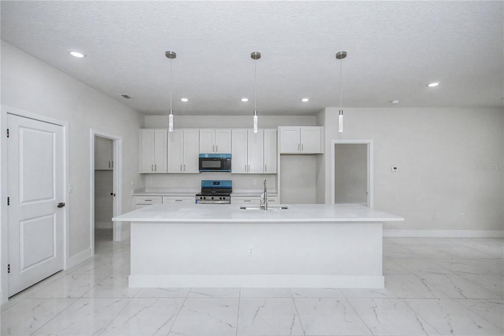 En Venta: $314,900 (4 camas, 3 baños, 1950 Pies cuadrados)
