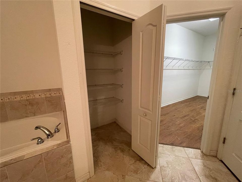 En Venta: $449,900 (4 camas, 3 baños, 2383 Pies cuadrados)