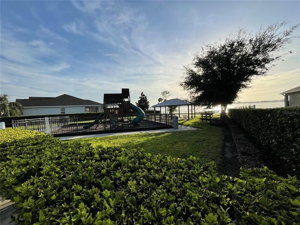 En Venta: $449,900 (4 camas, 3 baños, 2383 Pies cuadrados)