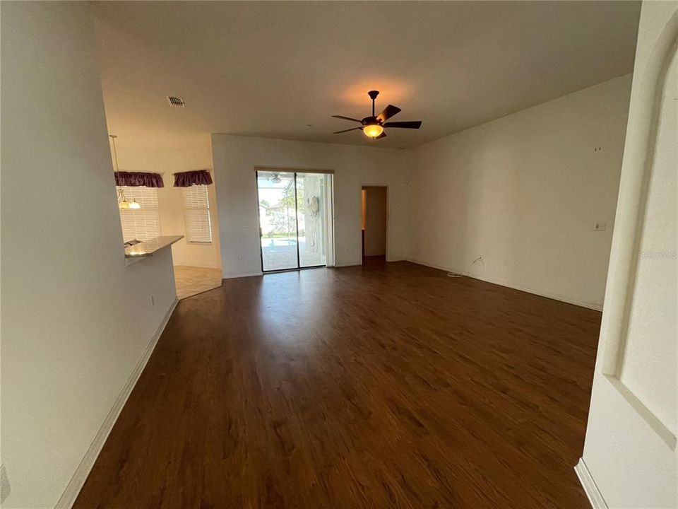 En Venta: $449,900 (4 camas, 3 baños, 2383 Pies cuadrados)
