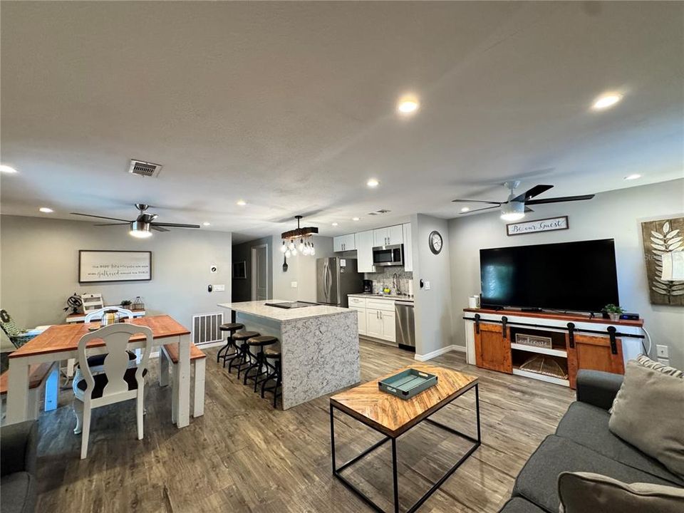 For Rent: $1,850 (2 beds, 2 baths, 900 Square Feet)