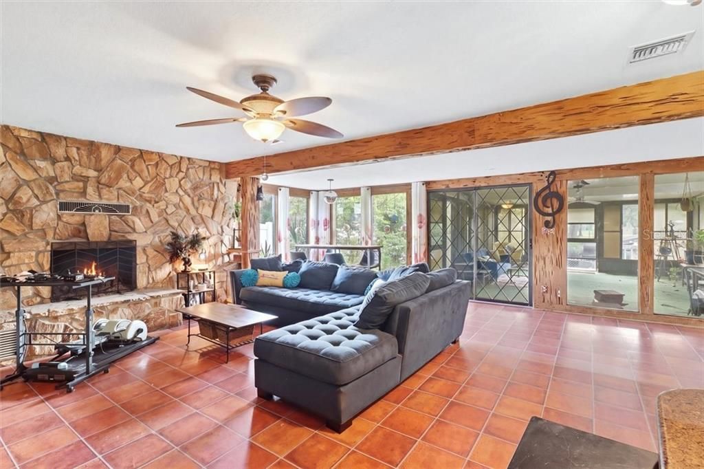 For Sale: $359,000 (4 beds, 3 baths, 2134 Square Feet)