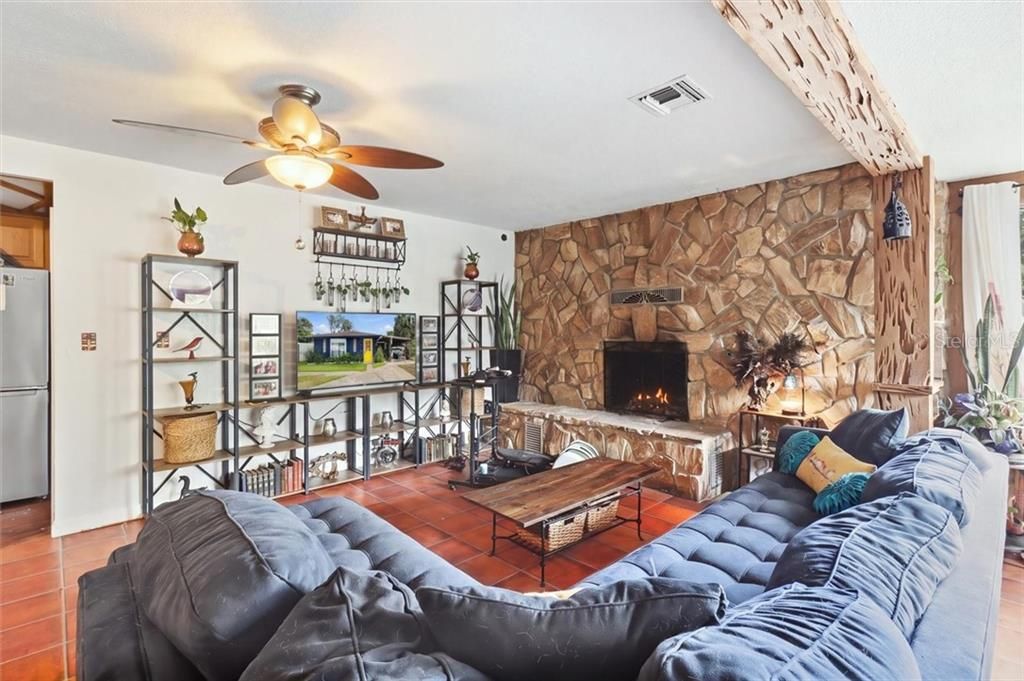 For Sale: $359,000 (4 beds, 3 baths, 2134 Square Feet)