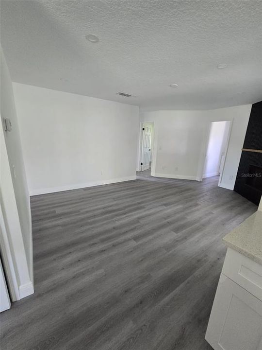 For Sale: $369,000 (3 beds, 2 baths, 1404 Square Feet)
