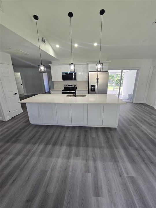 For Sale: $369,000 (3 beds, 2 baths, 1404 Square Feet)