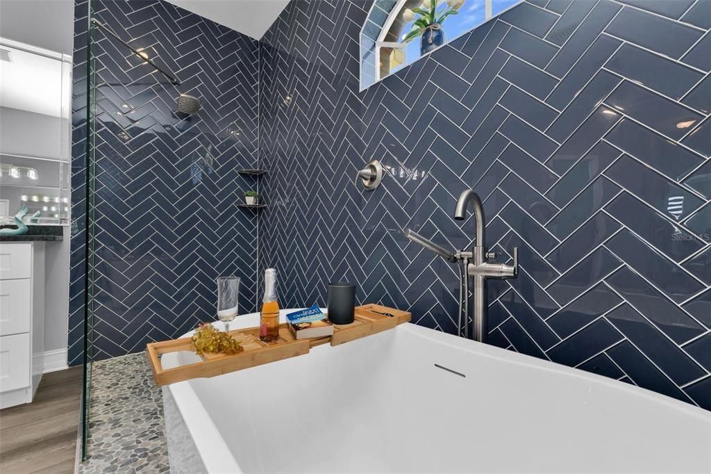 Active With Contract: $1,049,000 (3 beds, 2 baths, 2528 Square Feet)
