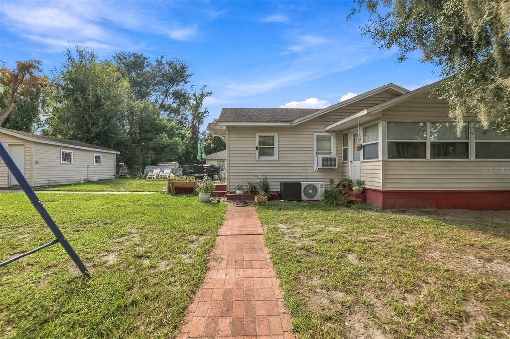 For Sale: $209,900 (2 beds, 1 baths, 846 Square Feet)