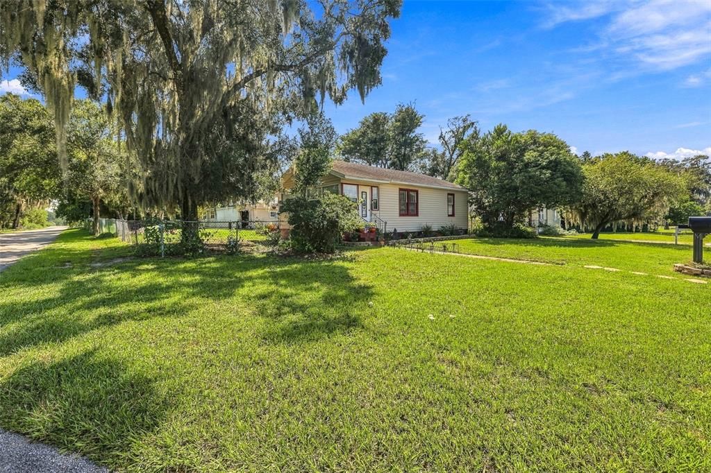 For Sale: $209,900 (2 beds, 1 baths, 846 Square Feet)