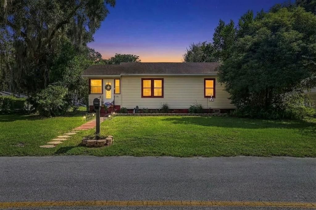 For Sale: $209,900 (2 beds, 1 baths, 846 Square Feet)
