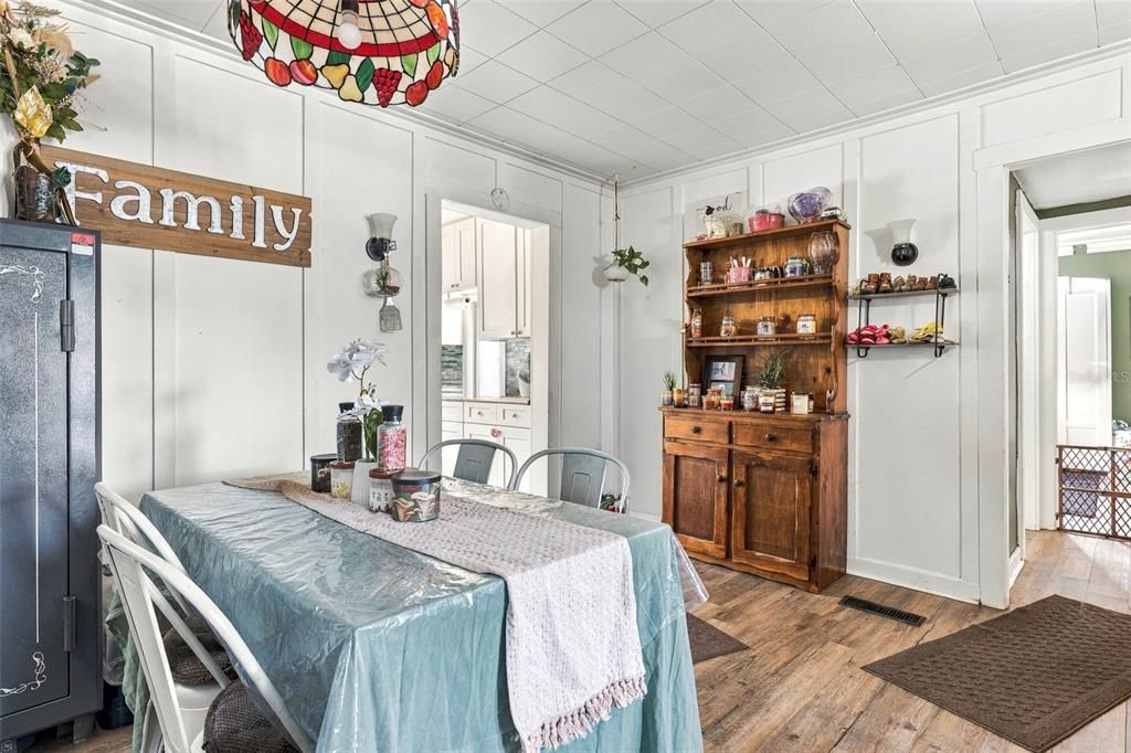 For Sale: $209,900 (2 beds, 1 baths, 846 Square Feet)