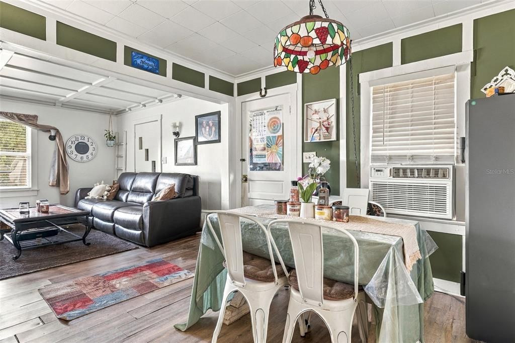 For Sale: $209,900 (2 beds, 1 baths, 846 Square Feet)