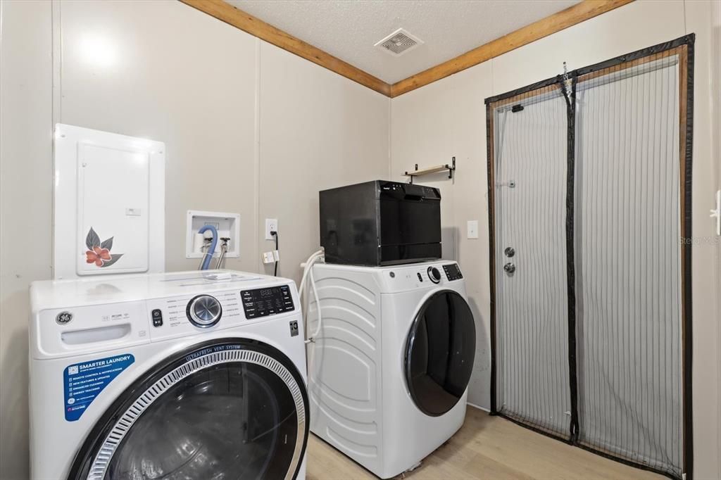 For Sale: $175,000 (3 beds, 2 baths, 1196 Square Feet)