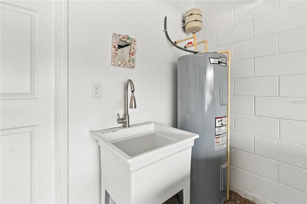 For Sale: $329,900 (3 beds, 2 baths, 1574 Square Feet)