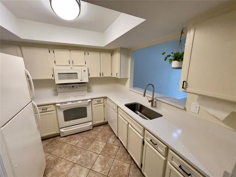 В аренду: $1,800 (2 спален, 2 ванн, 1002 Квадратных фут)