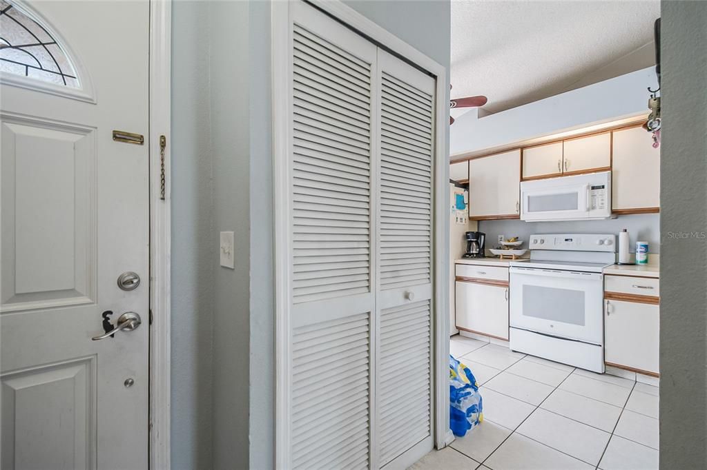 На продажу: $259,900 (2 спален, 2 ванн, 1116 Квадратных фут)