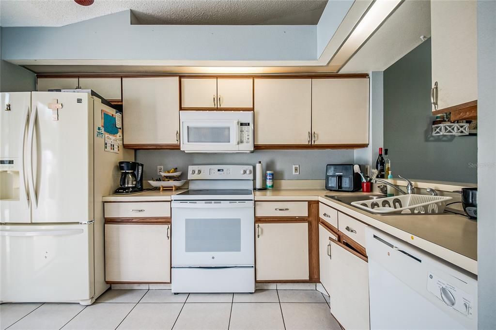 На продажу: $259,900 (2 спален, 2 ванн, 1116 Квадратных фут)