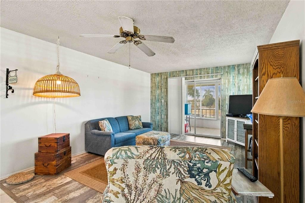 For Sale: $89,800 (1 beds, 1 baths, 850 Square Feet)
