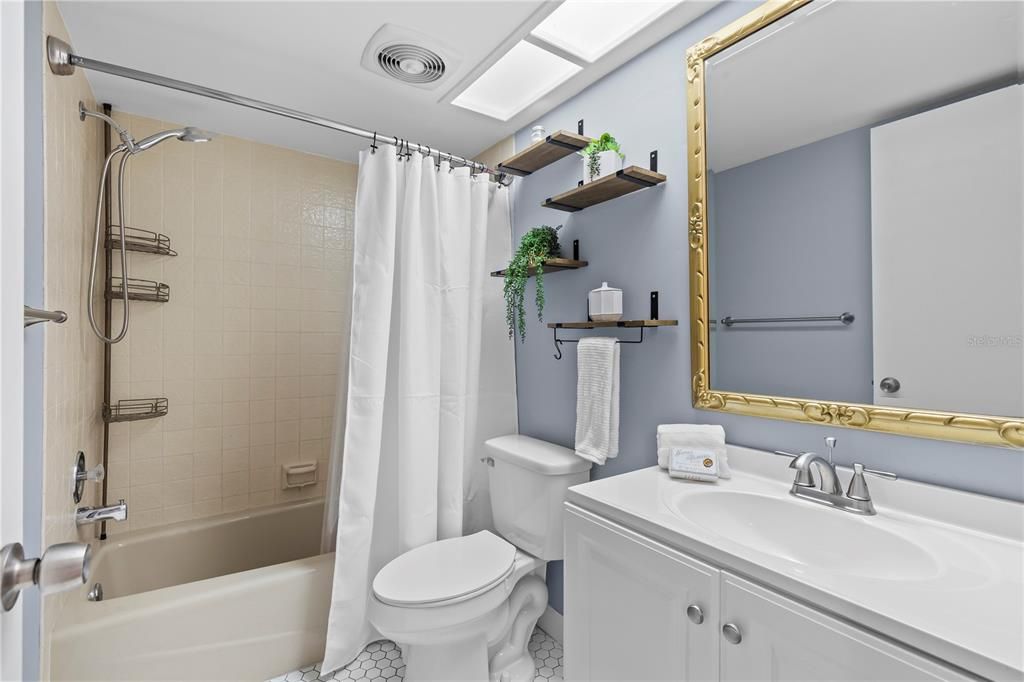 For Rent: $1,900 (2 beds, 2 baths, 1090 Square Feet)
