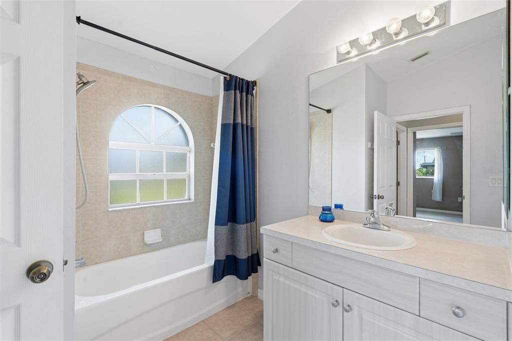 For Sale: $389,900 (3 beds, 2 baths, 1999 Square Feet)