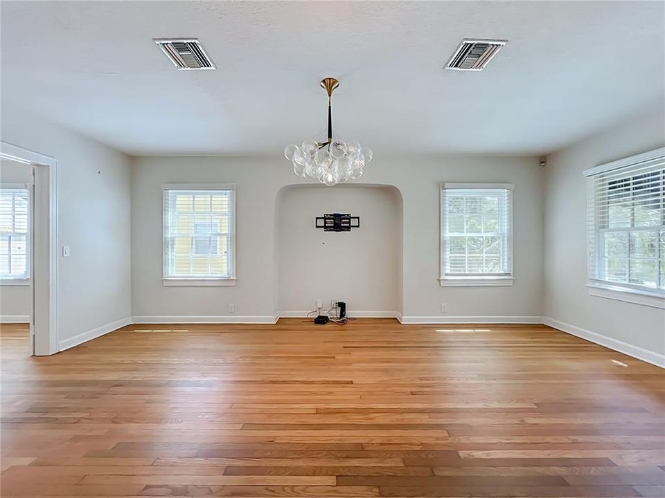 For Rent: $3,200 (3 beds, 2 baths, 1334 Square Feet)