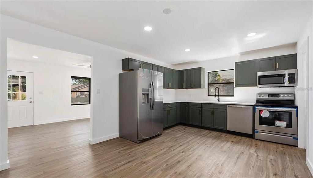 For Rent: $2,050 (2 beds, 1 baths, 884 Square Feet)