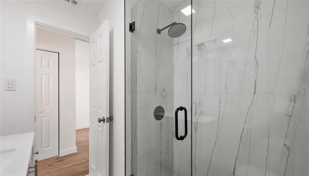 For Rent: $2,050 (2 beds, 1 baths, 884 Square Feet)