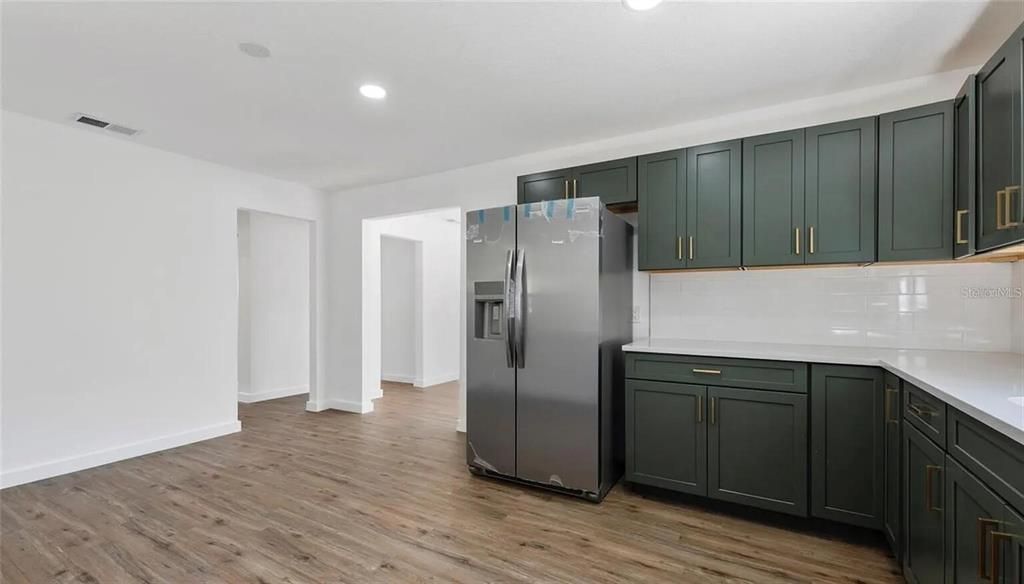 For Rent: $2,050 (2 beds, 1 baths, 884 Square Feet)