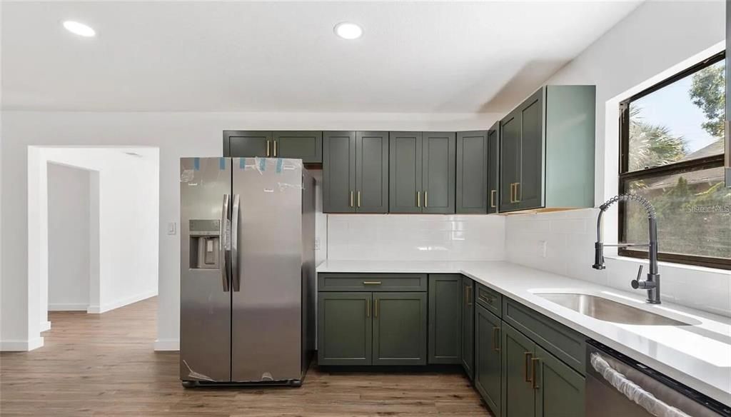 For Rent: $2,050 (2 beds, 1 baths, 884 Square Feet)