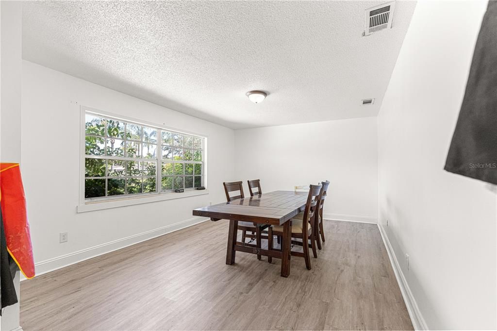 En Venta: $299,999 (3 camas, 2 baños, 1656 Pies cuadrados)