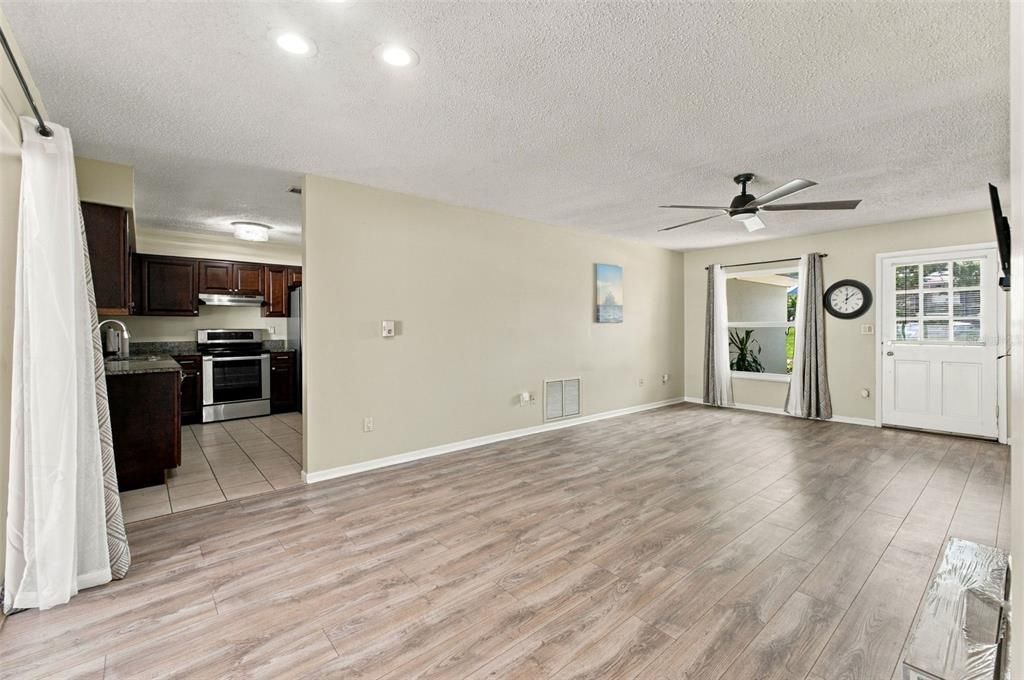 For Sale: $174,900 (2 beds, 1 baths, 969 Square Feet)
