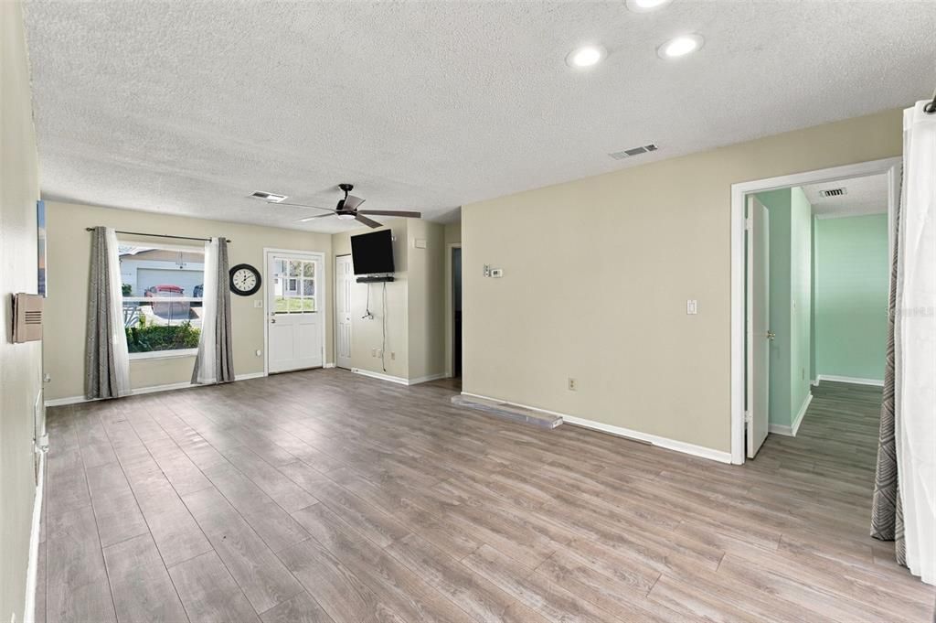 For Sale: $174,900 (2 beds, 1 baths, 969 Square Feet)
