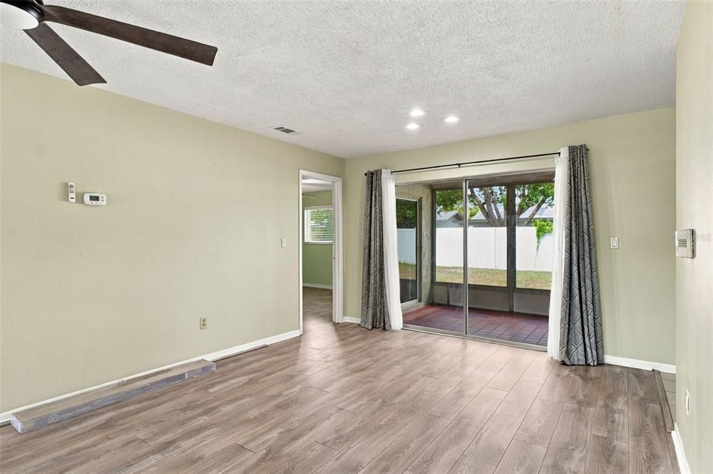 For Sale: $174,900 (2 beds, 1 baths, 969 Square Feet)