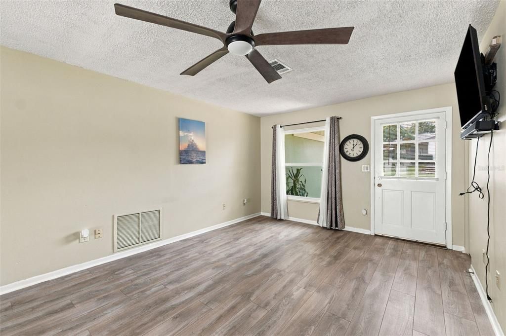 For Sale: $174,900 (2 beds, 1 baths, 969 Square Feet)