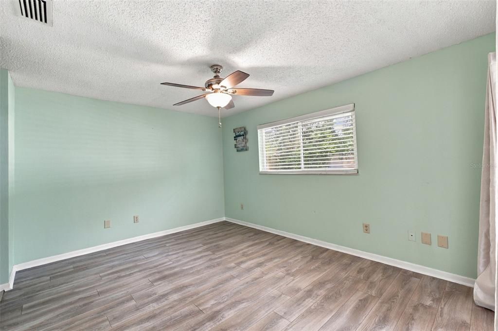 For Sale: $174,900 (2 beds, 1 baths, 969 Square Feet)