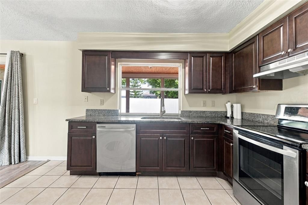 For Sale: $174,900 (2 beds, 1 baths, 969 Square Feet)