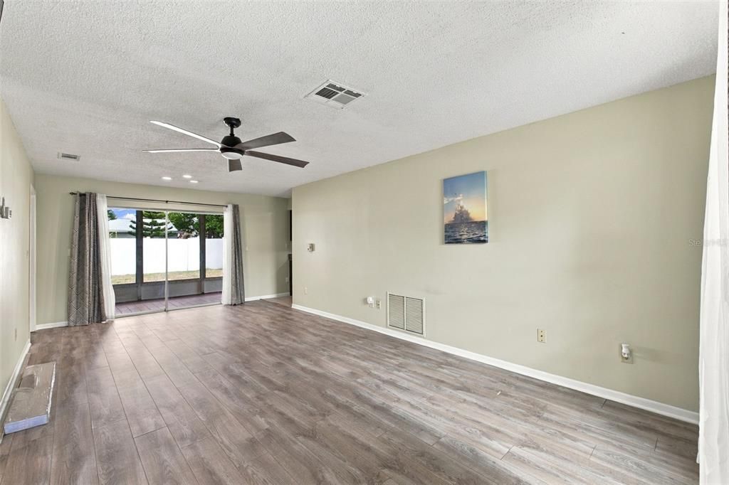 For Sale: $174,900 (2 beds, 1 baths, 969 Square Feet)