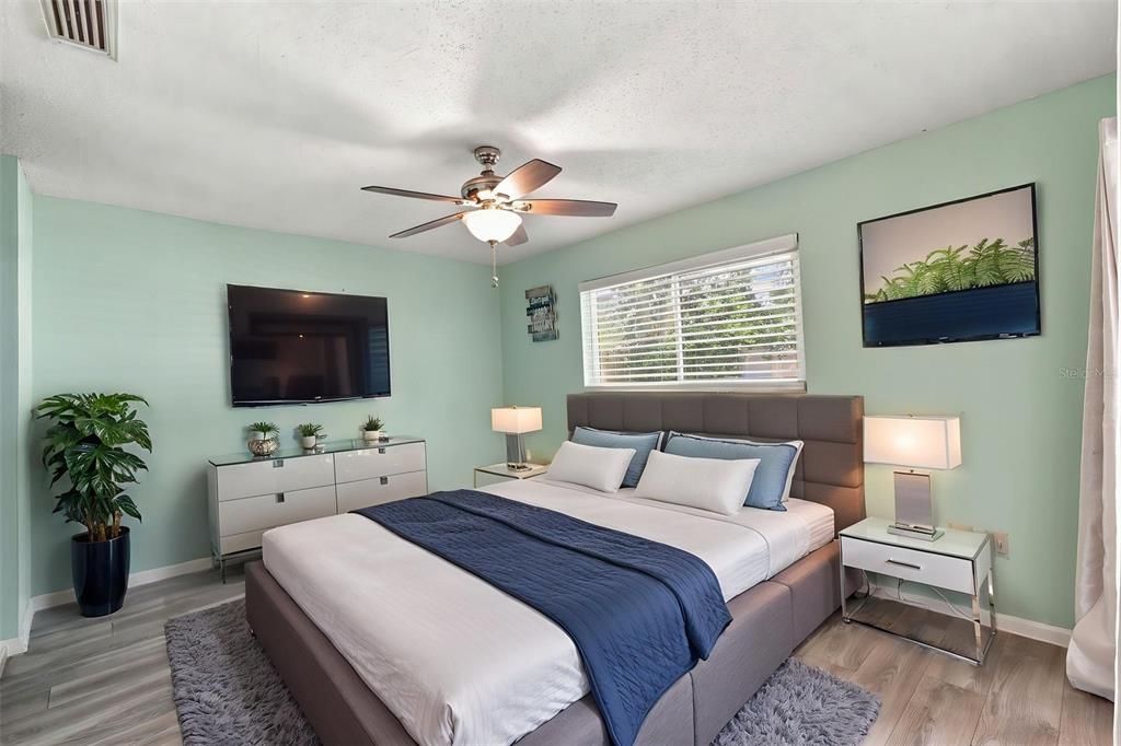 For Sale: $174,900 (2 beds, 1 baths, 969 Square Feet)