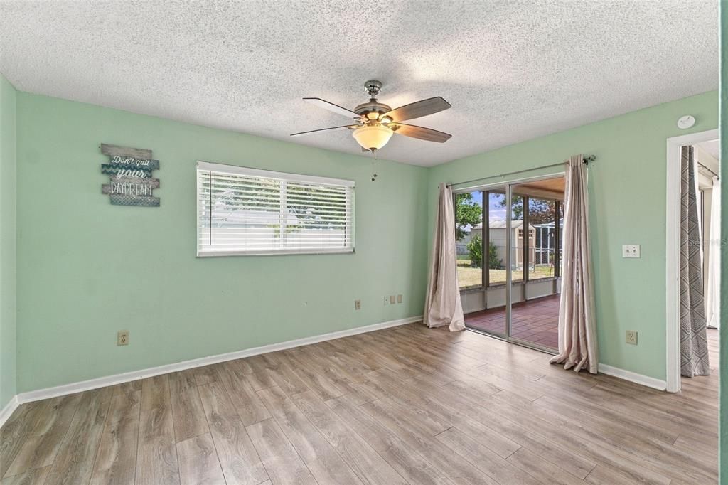 For Sale: $174,900 (2 beds, 1 baths, 969 Square Feet)
